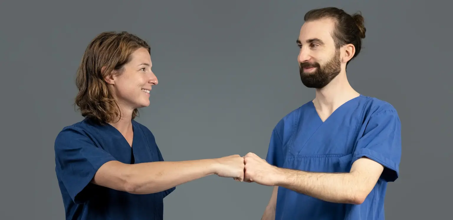 Remy & Remy Newsletterbeitrag Was bietet die elektronische Patientenakte Teaserbild zwei Krankenpfleger eine Frau und ein Mann die sich die Gettofaust geben