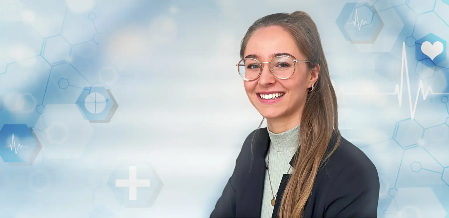Remy & Remy Newsletterbeitrag Was bietet die elektronische Patientenakte Bild junge Frau vor Medizinischem Hintergrund