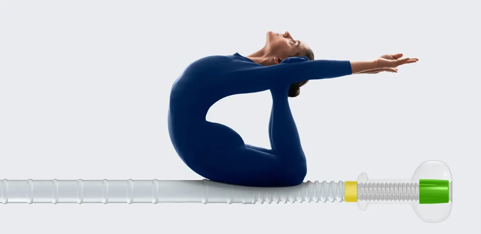 Remy & Remy Newsletterbeitrag Stuhlmanagement in der Intensivpflege Teaserbild eine Turnerin in blauem Gymnastikanzug die au einem überdimensionalgroßen Katheter turnt