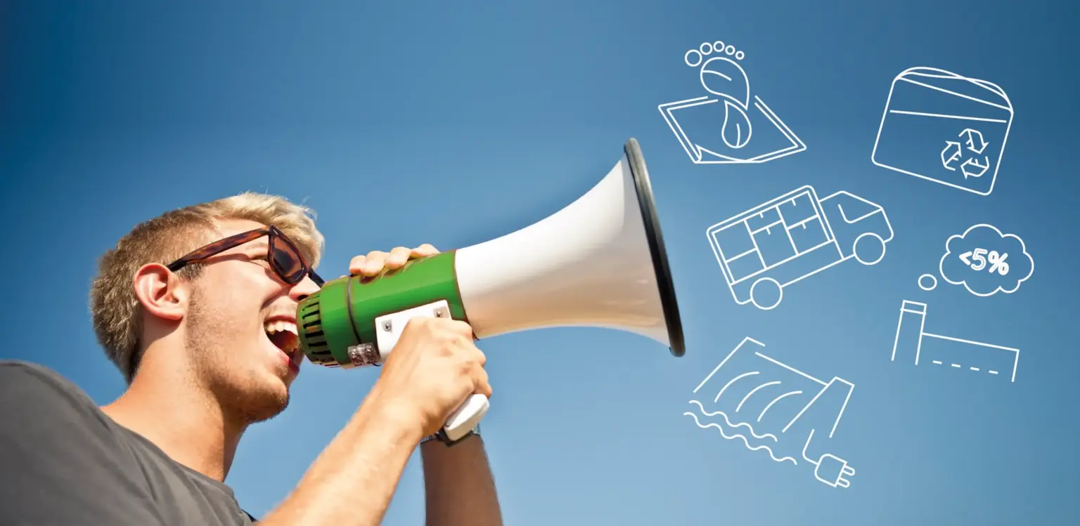 Remy & Remy Newsletterbeitrag grüne Healthcare-Kommunikation _ junger Mann mit weiß-grünem Megafon aus dem symbolisch als Illustrationen die Informationen herausfliegen - grüne Healthcare-Kommunikation