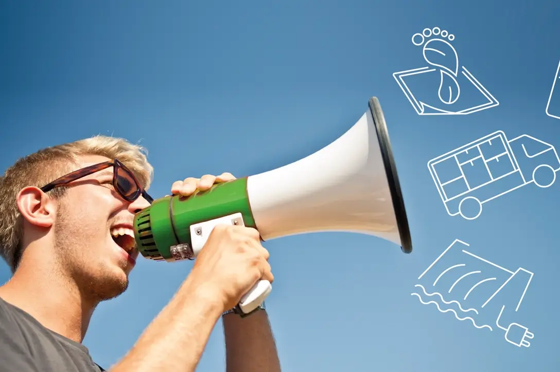 Remy & Remy Newsletterbeitrag grüne Healthcare-Kommunikation _ junger Mann mit weiß-grünem Megafon aus dem symbolisch als Illustrationen die Informationen herausfliegen - grüne Healthcare-Kommunikation