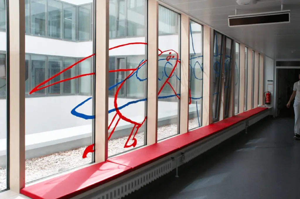 Klinikflur mit Kunstwerk an der Wand