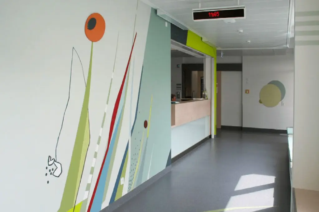 Klinikflur mit Kunst an der Wand