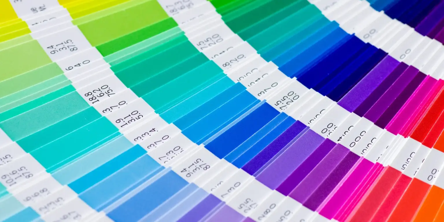 Remy und Remy Newsletter Farben im Healthcare-Branding Abbildung eines aufgeklappten Pantone-Farbfächers