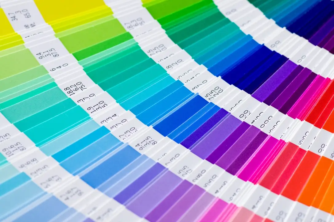 Remy und Remy Newsletter Farben im Healthcare-Branding Abbildung eines aufgeklappten Pantone-Farbfächers