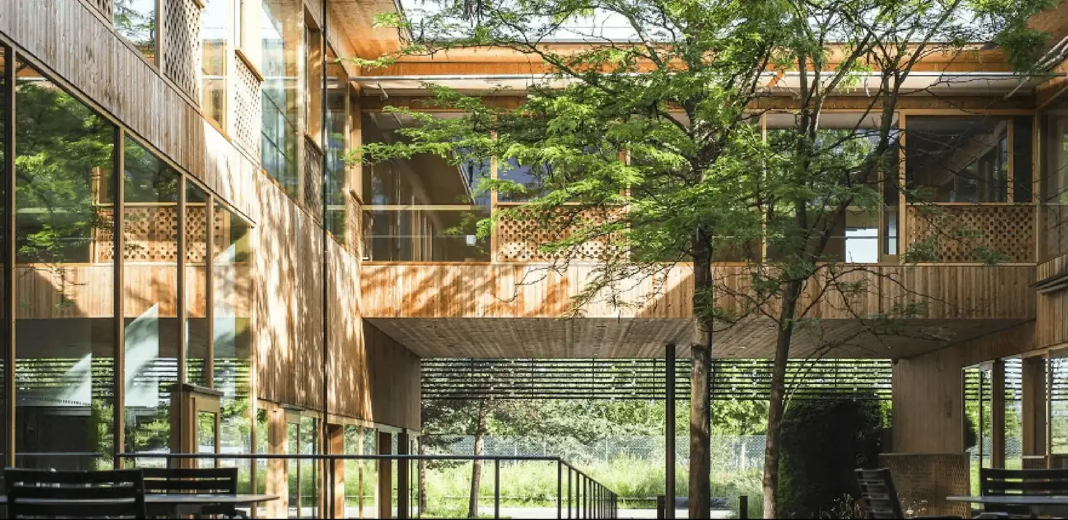 RR-Newsletter Krankenhäuser als Orte der Heilung Gebäude mit viel Glas und grün davor