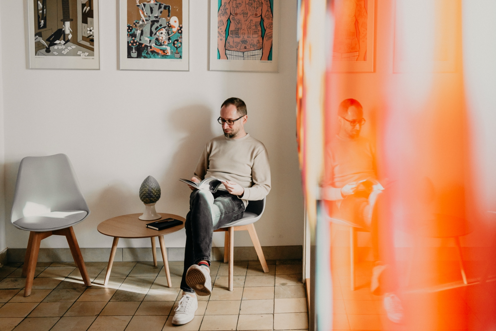 Mitarbeiter der Remy & Remy Agentur liest ein Magazin in einer hell und fröhlich eingerichteten Büroumgebung