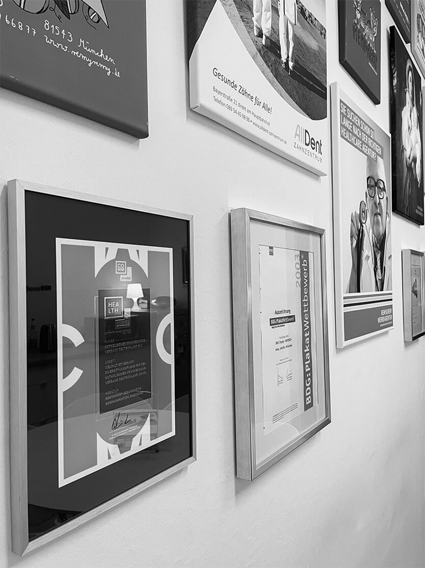 Auszeichnungen der Agentur Remy & Remy in Bilderrahmen an der Wand im Büro als Anerkennung für Arbeiten im Bereich Healthcare-Marketing und Markenentwicklung