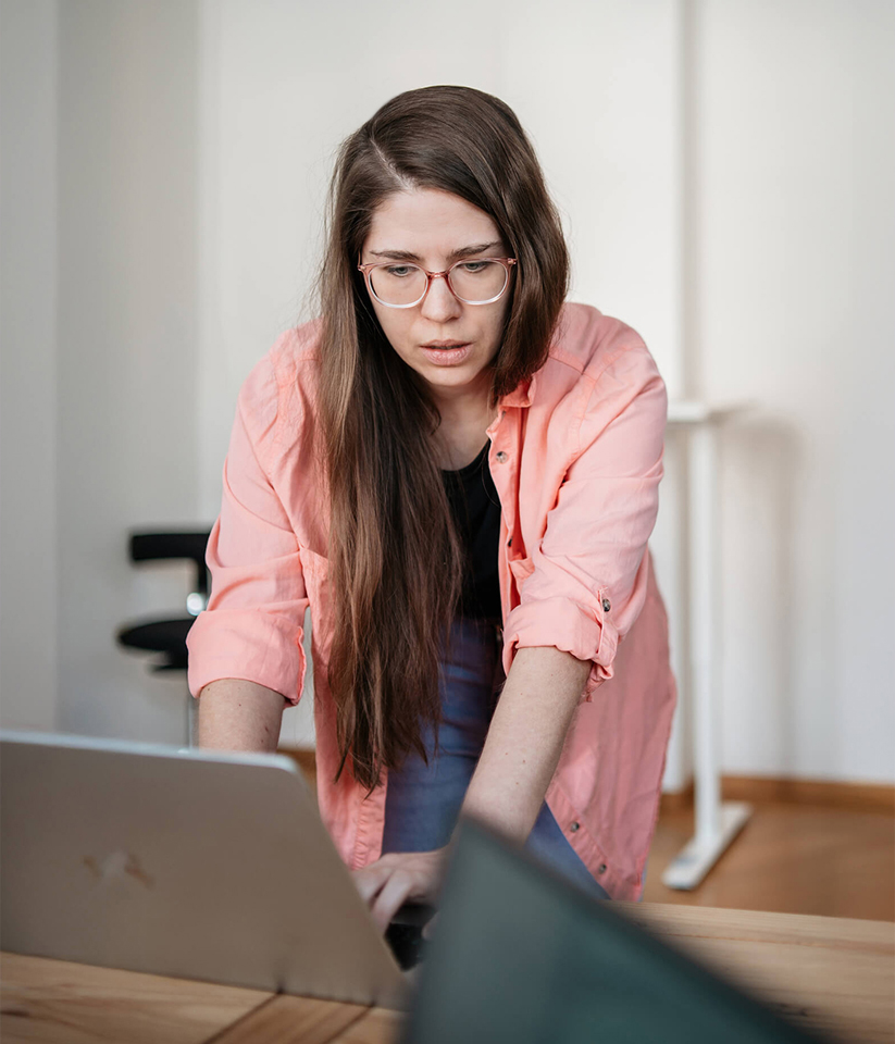 Konzentrierte Mitarbeiterin arbeitet am Computer