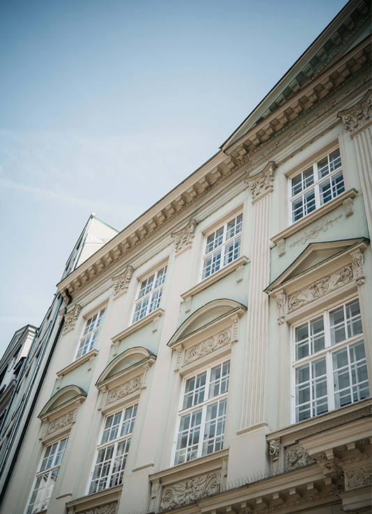 Agenturgebäude von Remy & Remy in einem Altbau mit klassischer, verschnörkelter Architektur