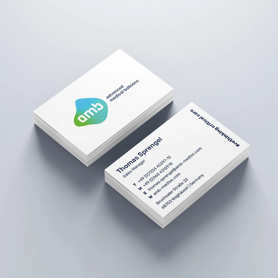 Referenzprojekt Advanced Medical Balloons - Marken-Entwicklung Visitenkarten mit Logo auf der Vorderseite und persönlichen Daten wie Namen, Telefonnummern, E-Mail-Adressen und Anschriften auf der Rückseite.