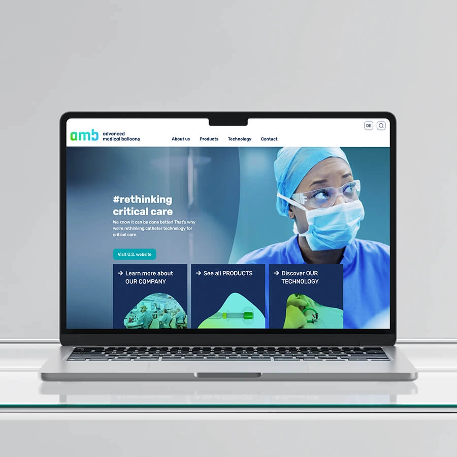 Referenzprojekt Advanced Medical Balloons - Marken-Entwicklung Landingpage Mockup in Form des Website-Deckblatts auf einem Laptop dargestellt mit Logo, einer Ärztin und drei dunkelblauen Textfeldern.