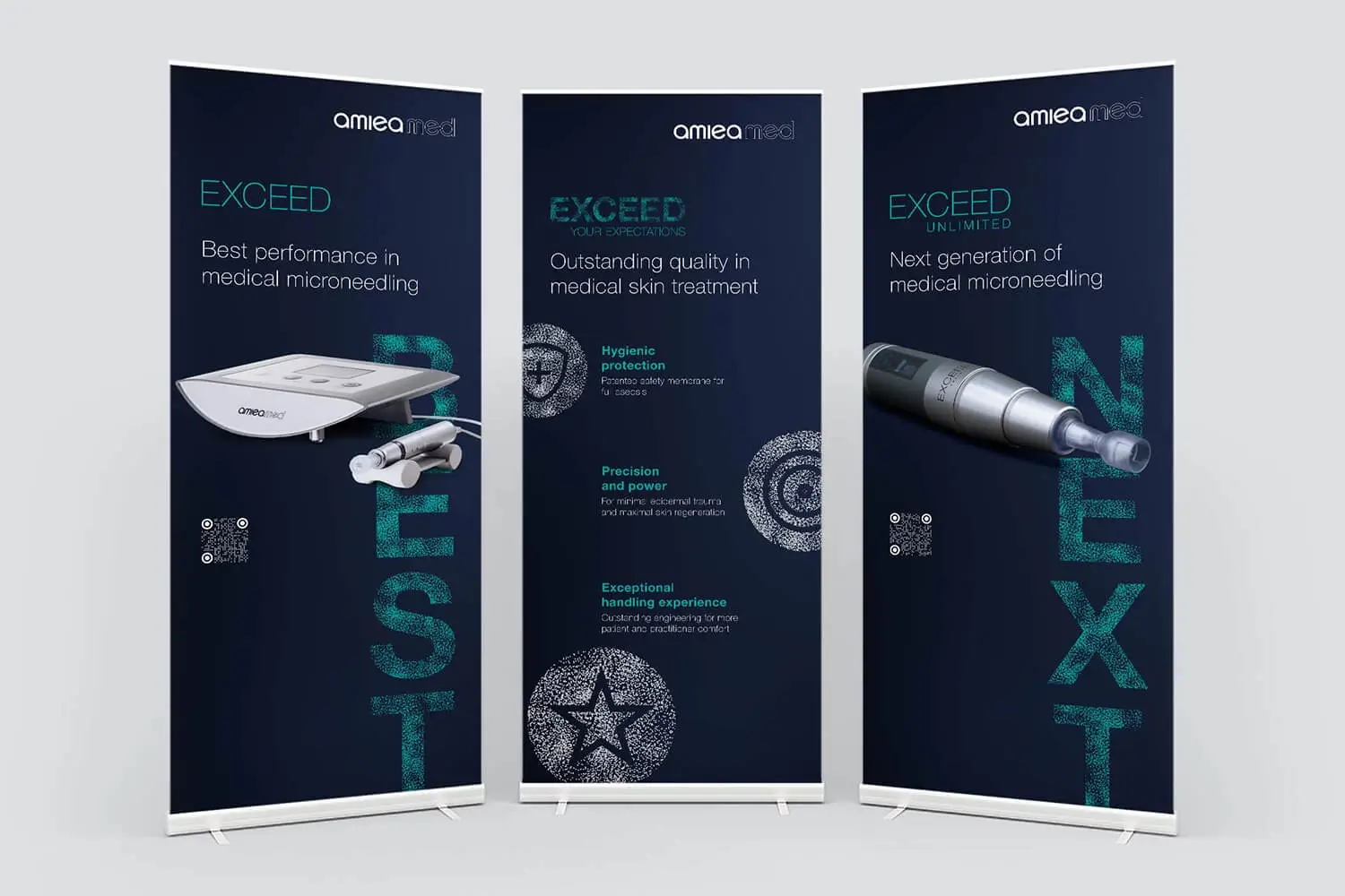 Referenzprojekt Amiea Med - Markenentwicklung und Website Mockup mit drei Roll-ups mit dunkelblauem Hintergrund, die jeweils das Logo im oberen Bereich enthalten. Jedes Roll-up ist individuell gestaltet, jedoch aufeinander abgestimmt und enthält die wichtigsten Informationen.
