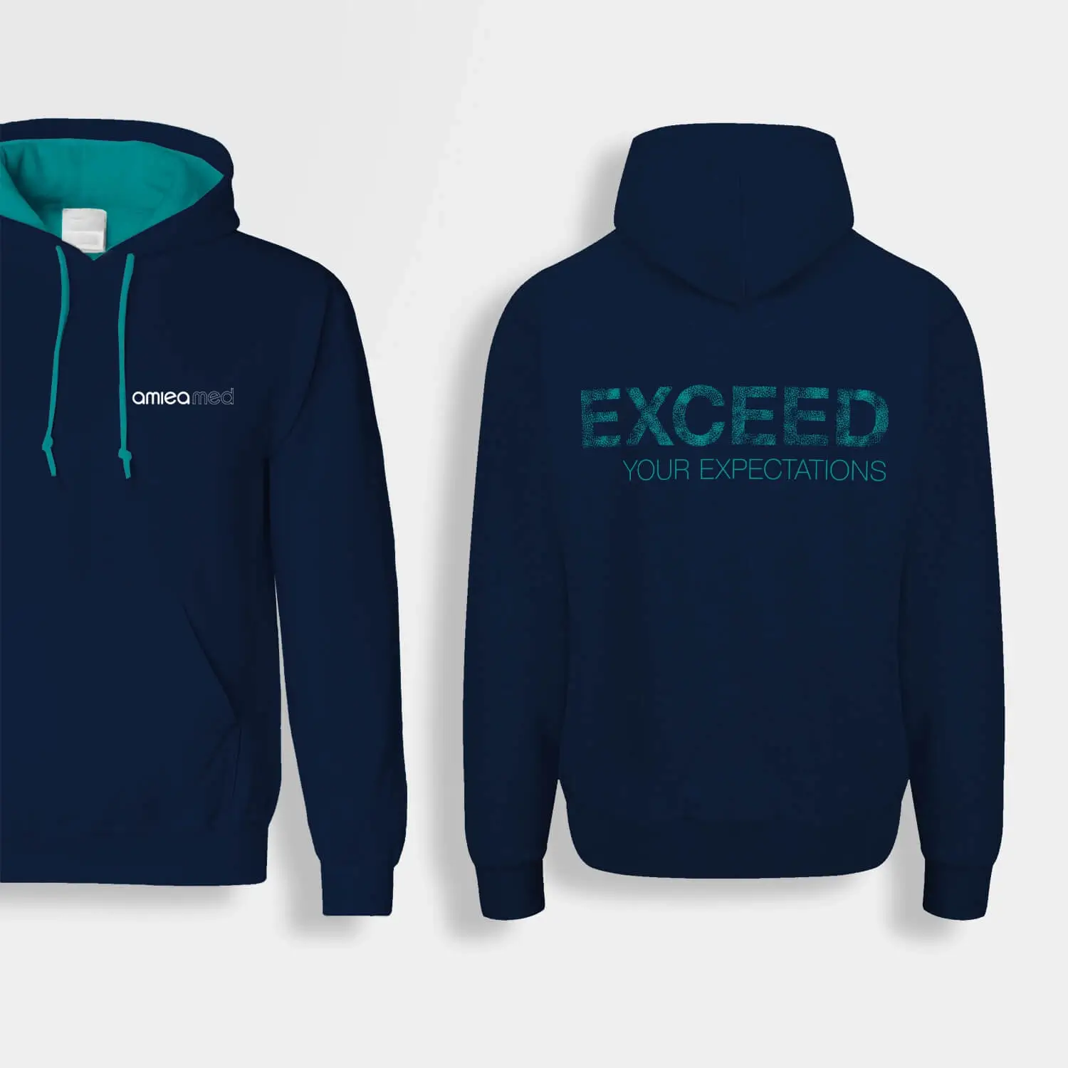 Referenzprojekt Amiea Med - Markenentwicklung und Website Mockup eines dunkelblauen Pullovers mit Werbeslogan auf der Rückseite, Logo auf der linken Brustseite und türkisem Innenfutter.