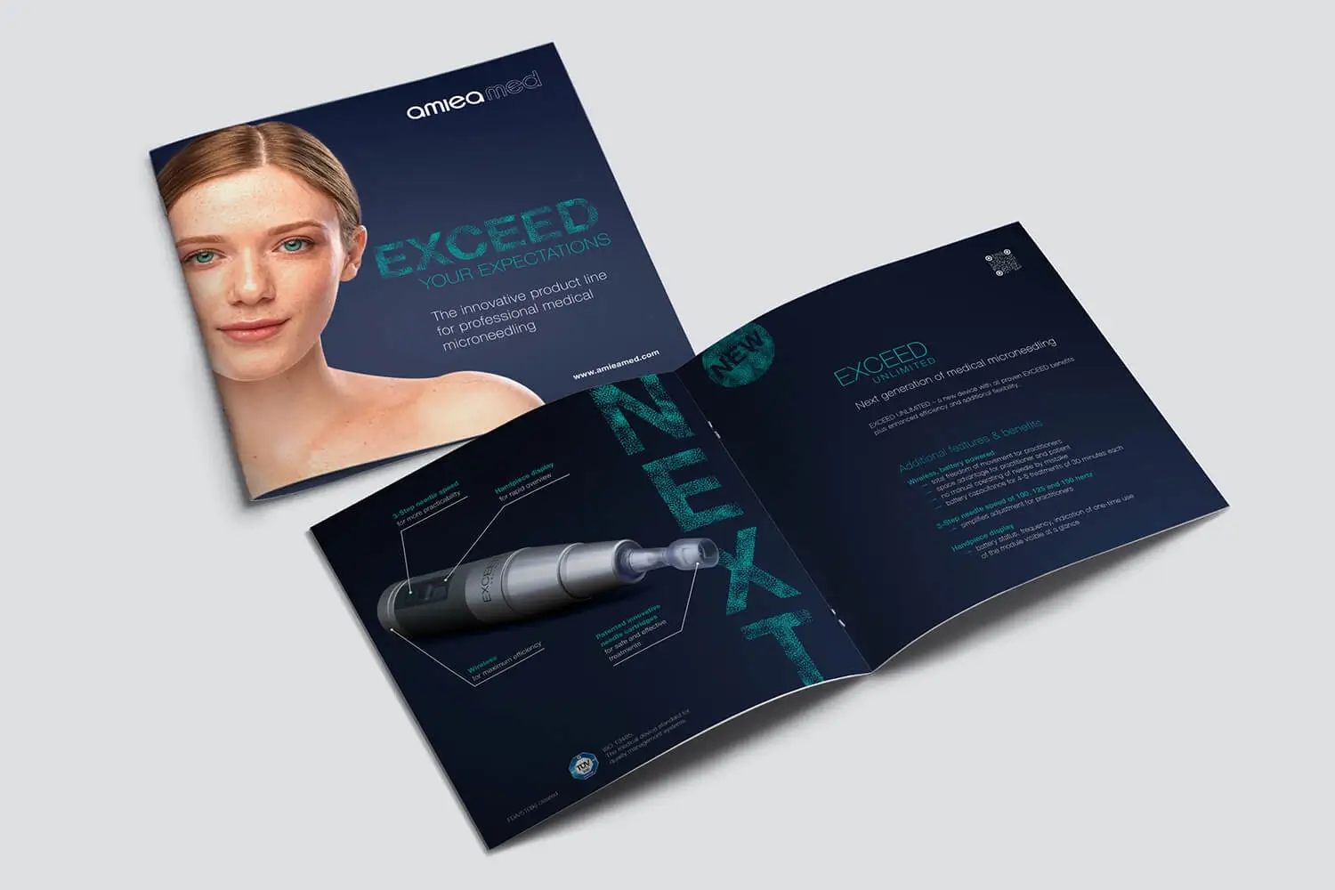 Referenzprojekt Amiea Med - Markenentwicklung und Website Mockup einer dunkelblauen Werbebroschüre mit einer jungen Frau auf dem Deckblatt und einem Werbeslogan in der Farbe ihrer Augen; auf den Innenseiten befinden sich weitere Informationen sowie ein Bild eines Werkzeugs.