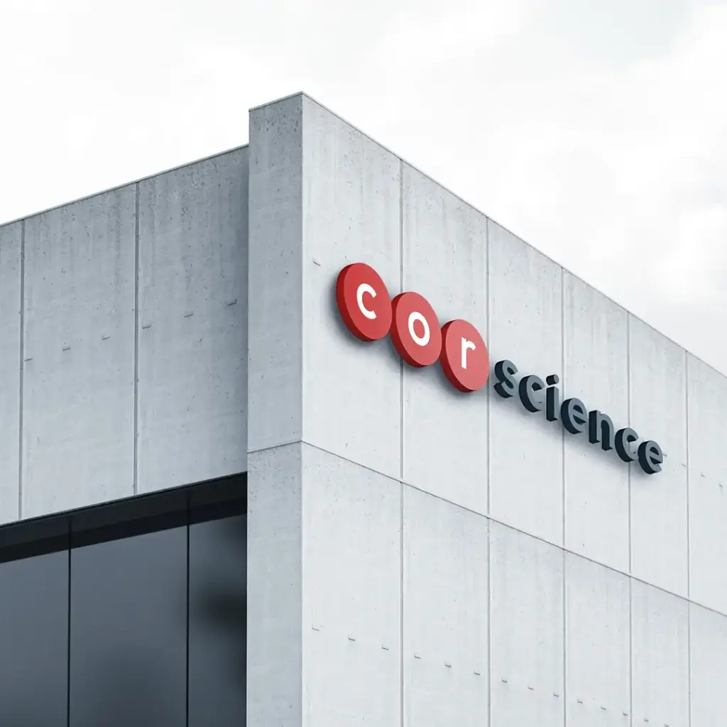 Referenzprojekt Corsience Corporate Design Relaunch Teasermotiv - Mockup - das Logo auf einer grauen Hauswand abgebildet.