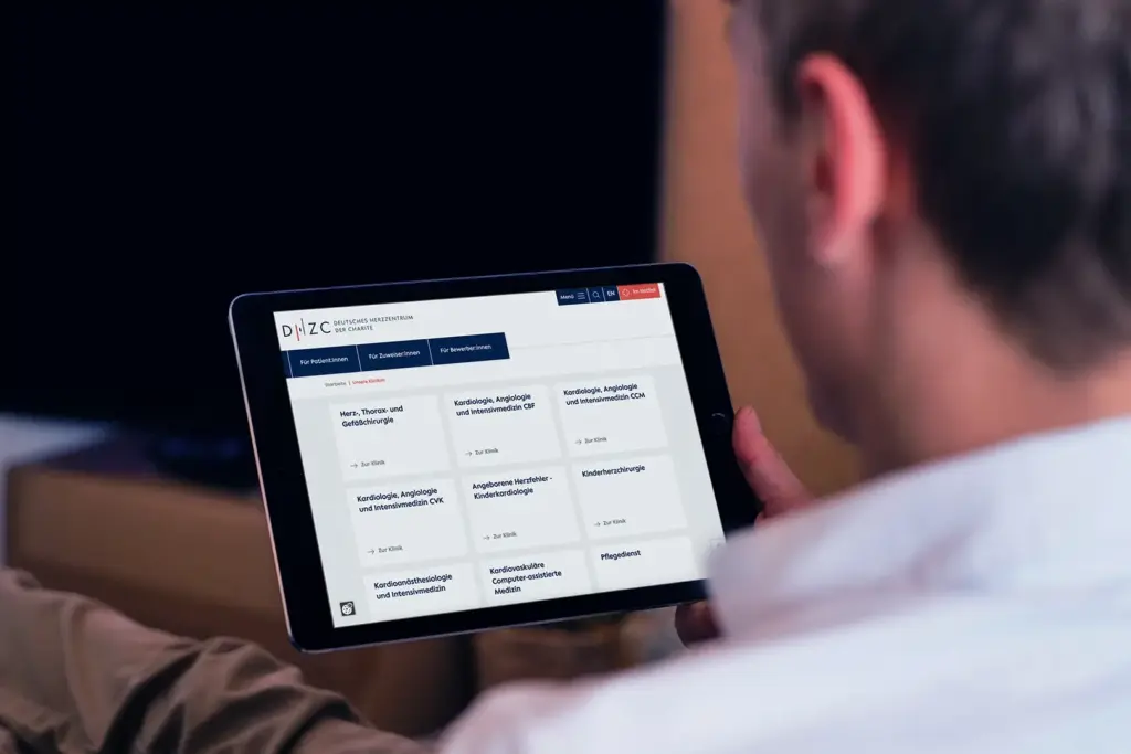 Referenzprojekt Deutsches Herzzentrum der Charité: Website-Launch im Bereich Healthcare-Kommunikation und digitale Markenentwicklung im Gesundheitswesen Mockup Website im Tablet