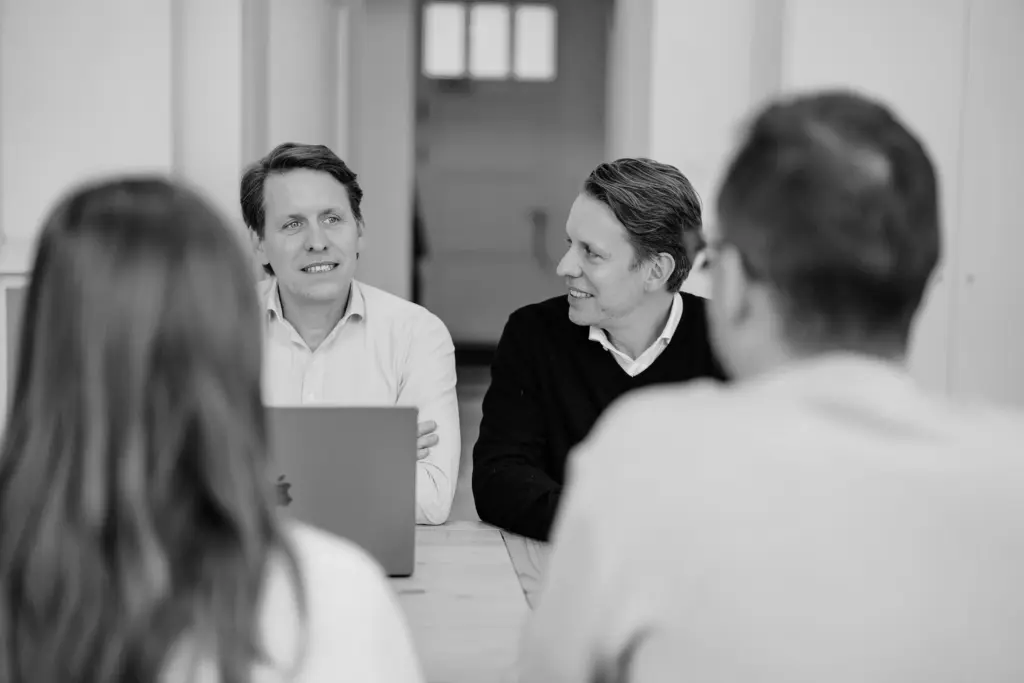 Beide Geschäftsführer von Remy&Remy im nachdenklichen Meeting mit Mitarbeitenden zur strategischen Entwicklung von Healthcare-Marketing- und Markenkommunikationsprojekten