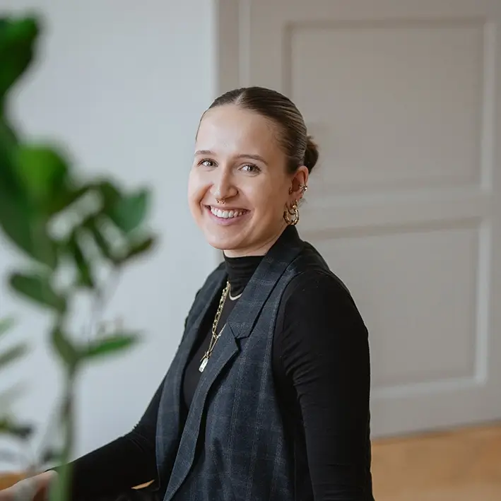 Portrait von junger Frau UI-Designerin und Zuständig für den Websupport bei Remy&Remy Healthcare Kommunikation