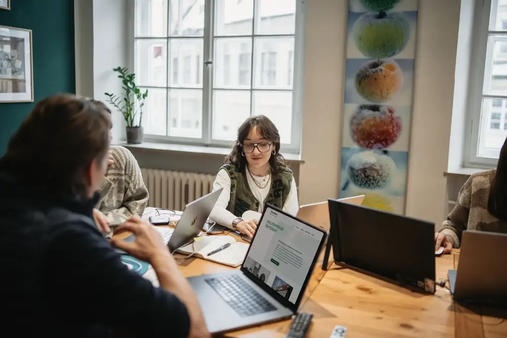 Kreativmeeting in der Remy&Remy Healthcare-Agentur: Mitarbeitende arbeiten im bunt und fröhlich eingerichteten Gemeinschaftsraum an Projekten für Markenentwicklung und Kommunikation.