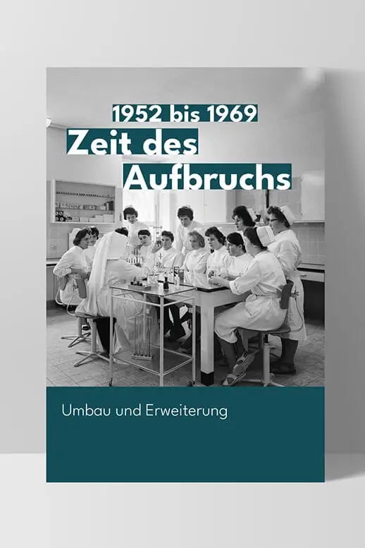 Referenzprojekt Caritas-Krankenhaus St. Josef Jubiläumskampagne - Mockup -Ausstellungstafel mit einem alten Schwarzweißbild von Ärzten aus früherer Zeit als Hintergrund. Darüber liegen schmale Textfelder mit Informationen zur Zeit des Aufbruchs und den Jahreszahlen der Caritas-Geschichte. Unten befindet sich ein dunkelblauer Balken, ebenso sind die Textfelder dunkelblau gestaltet.