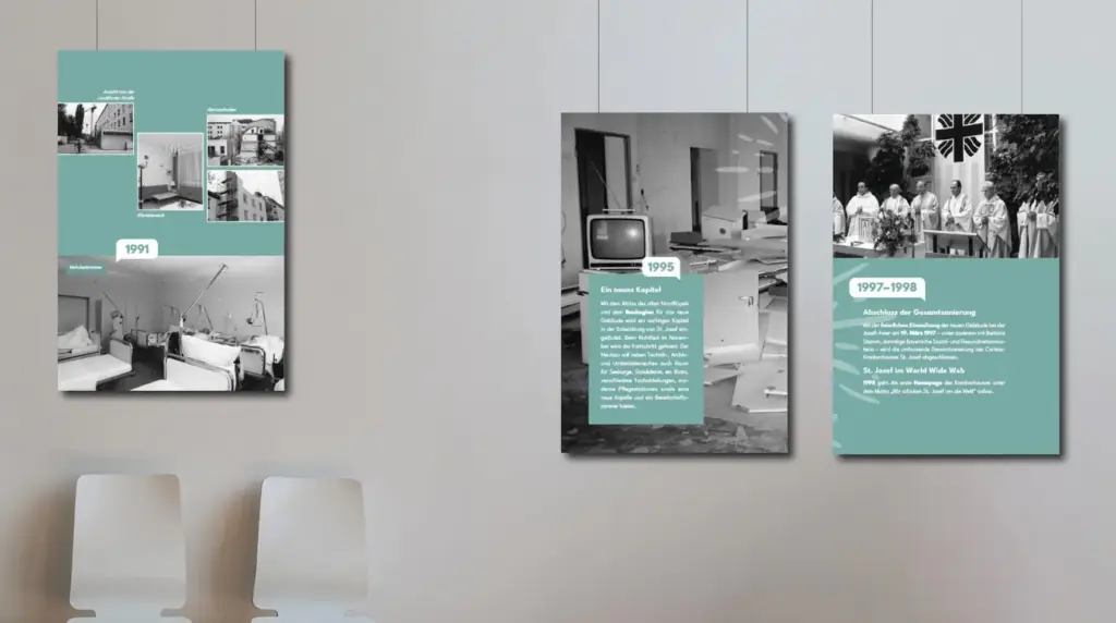 Referenzprojekt Caritas-Krankenhaus St. Josef Jubiläumskampagne - Mockup - Drei Ausstellungstafeln in einem Wartezimmer mit Schwarzweißbildern und hellblauen Textfeldern. Die weißen Beschriftungen informieren über die Geschichte der Caritas