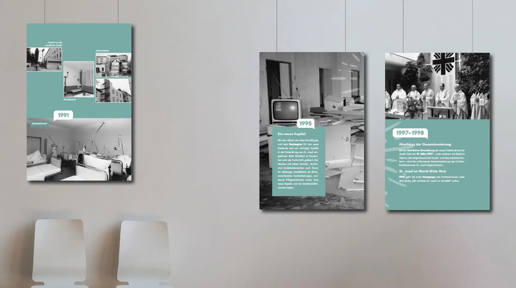 Referenzprojekt Caritas-Krankenhaus St. Josef Jubiläumskampagne - Mockup - Drei Ausstellungstafeln in einem Wartezimmer mit Schwarzweißbildern und hellblauen Textfeldern. Die weißen Beschriftungen informieren über die Geschichte der Caritas