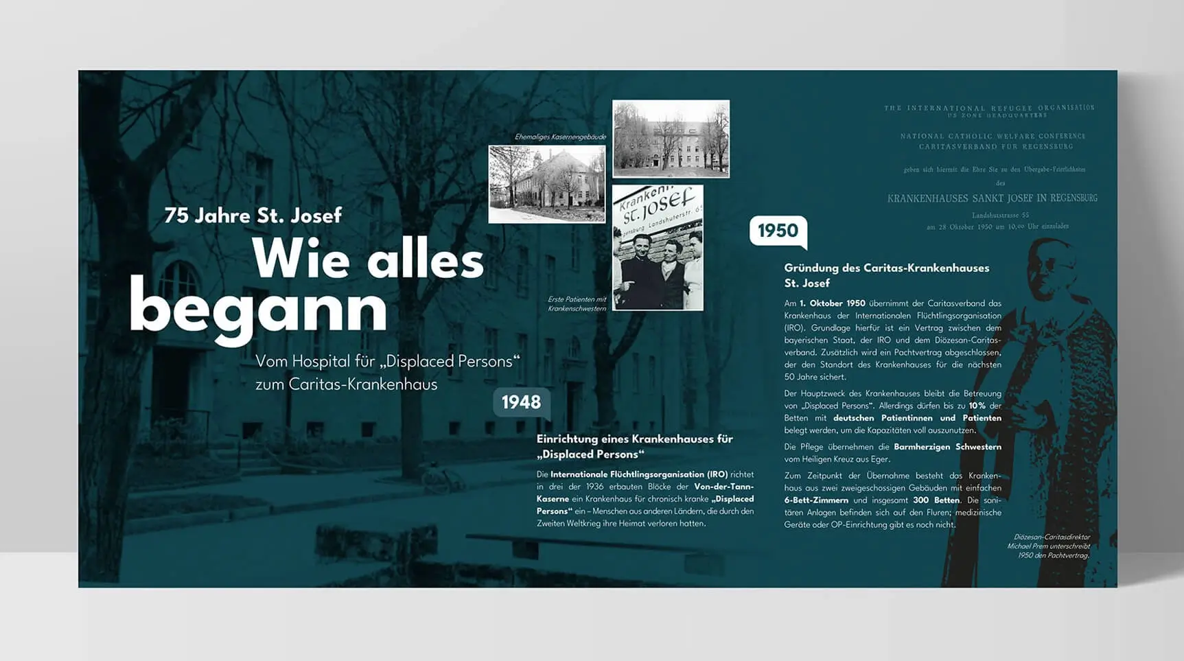Referenzprojekt Caritas-Krankenhaus St. Josef Jubiläumskampagne - Mockup -Ausstellungstafel mit blauem Hintergrund, auf dem Häuser und Bäume dargestellt sind. Darauf wird die Geschichte der Caritas in weißer Schrift beschrieben, ergänzt durch Schwarzweißbilder.