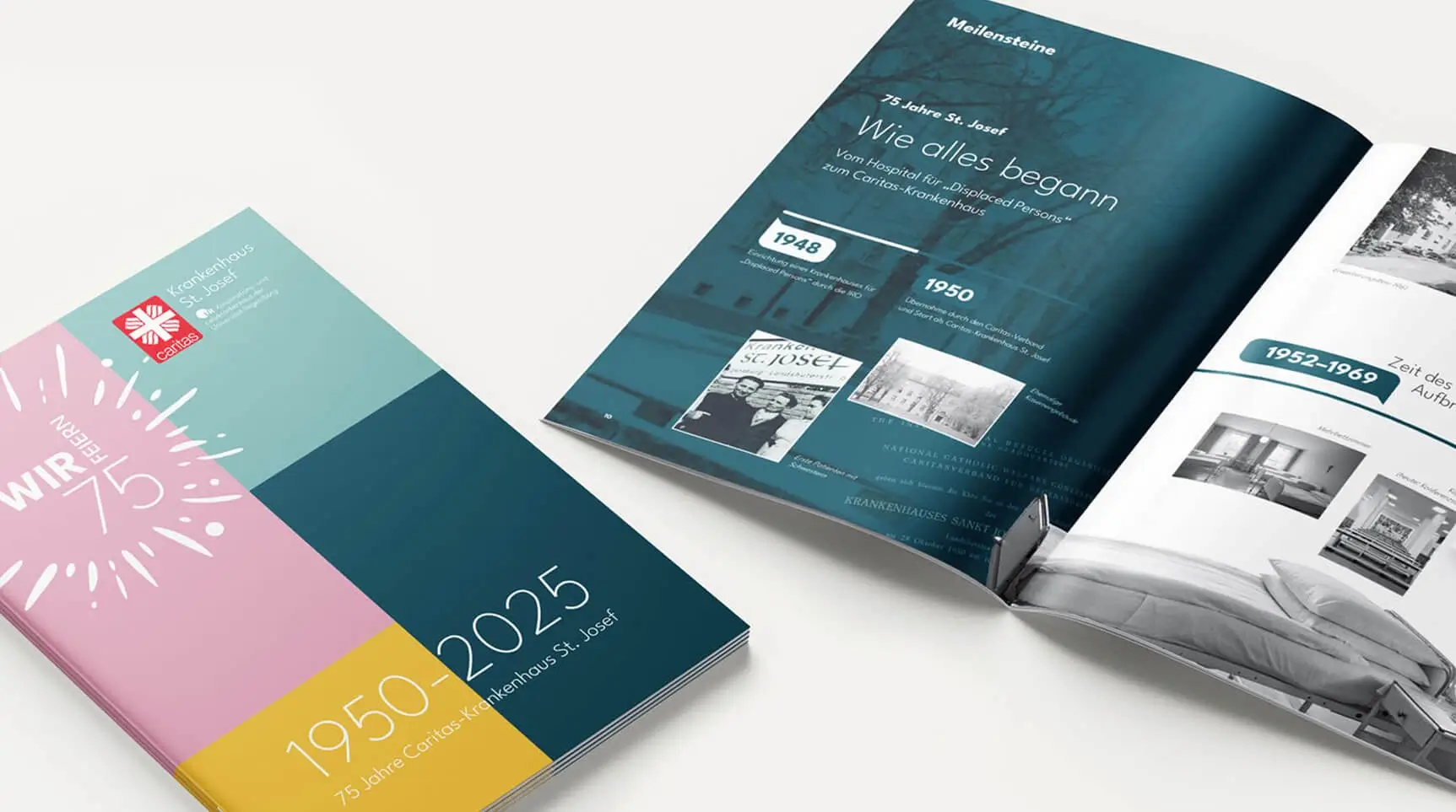 Referenzprojekt Caritas-Krankenhaus St. Josef Jubiläumskampagne - Mockup - Werbeheft mit farbigem Deckblatt in Hellblau, Rosa, Gelb und Dunkelblau. Oben rechts ist das Caritas-Logo, oben links das Kampagnenlogo. Unten steht ein Text zur langen Geschichte der Caritas. Die Innenseiten zeigen einen Zahlenstrahl zur Caritas-Geschichte auf blau-weißem Hintergrund sowie Schwarzweißbilder.