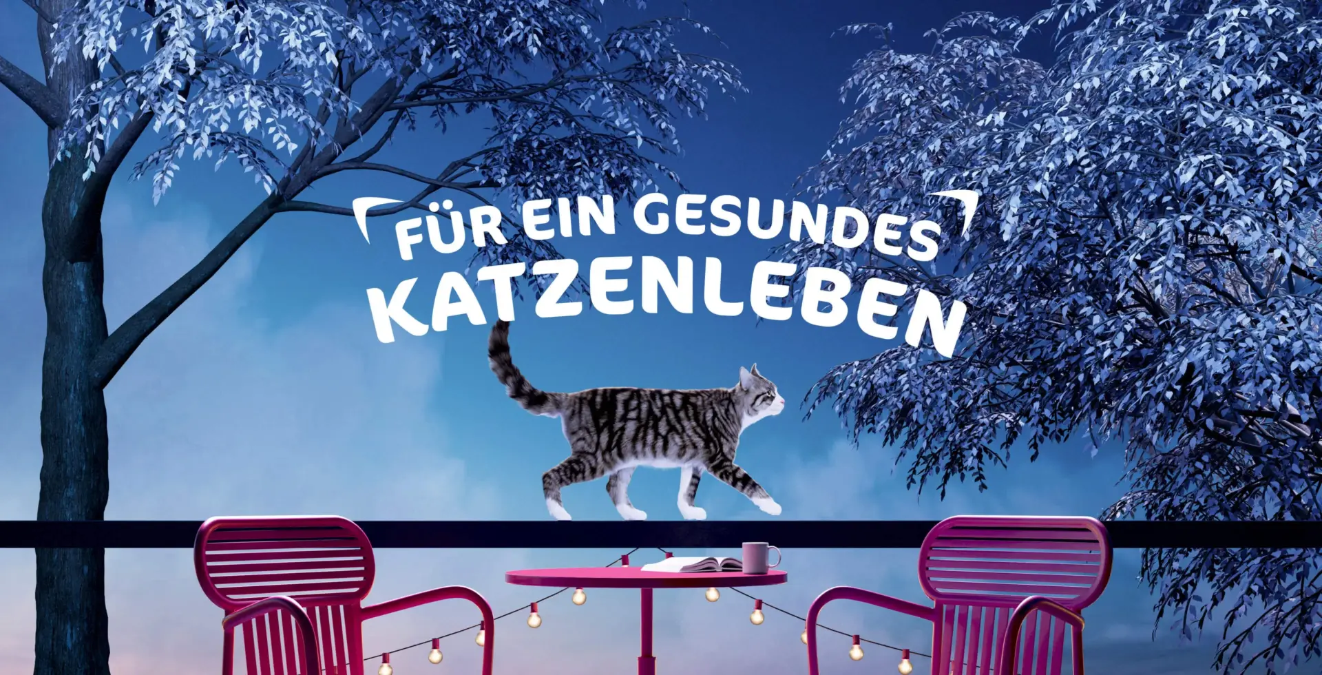Referenzprojekt vetoquinol Kampagnenadaption Katze läuft auf einem dünnen Balken hinter einer mit Lichterketten dekorierten Gartengarnitur mit Stühlen und Tisch, darüber ein weißer Werbespruch auf dem Bild.