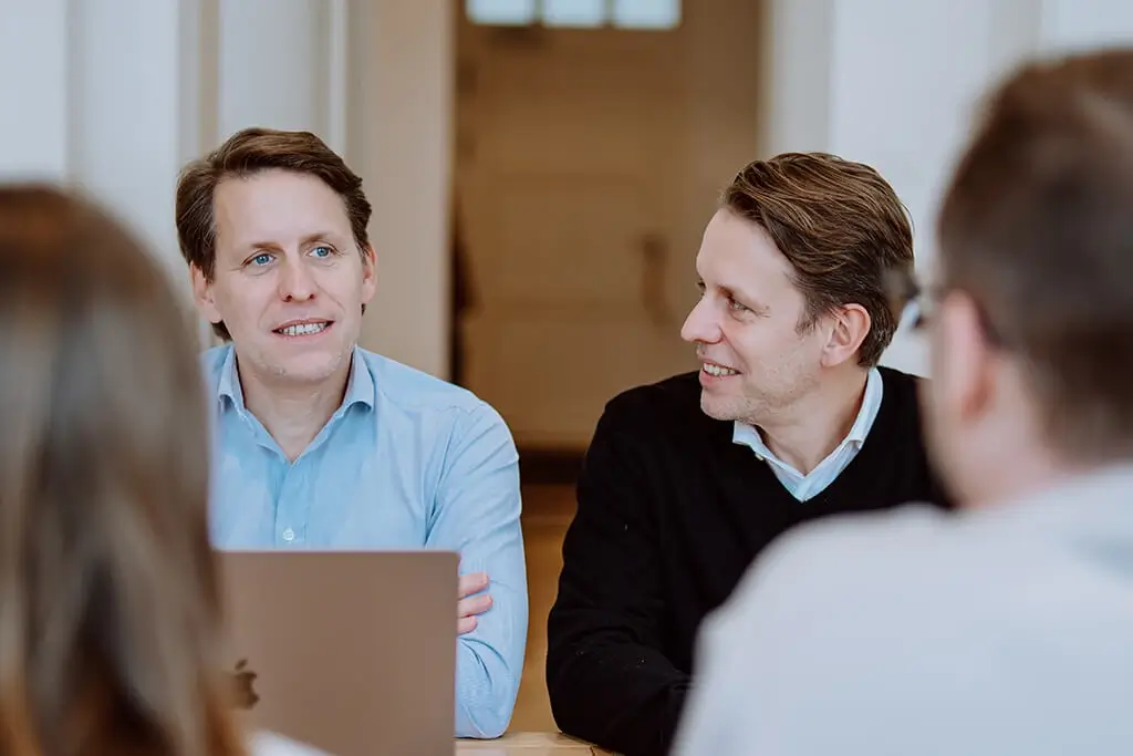 Beide Geschäftsführer von Remy & Remy im nachdenklichen Meeting mit Mitarbeitenden zur strategischen Entwicklung von Healthcare-Marketing- und Markenkommunikationsprojekten
