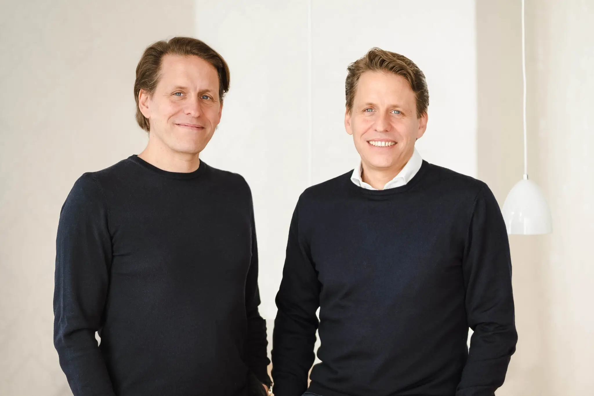 Porträt der Geschäftsführer Dr. Felix Remy und Simon Remy, Gründer der Healthcare-Agentur Remy & Remy für Gesundheitskommunikation, Markenentwicklung und Healthcare-Marketing.