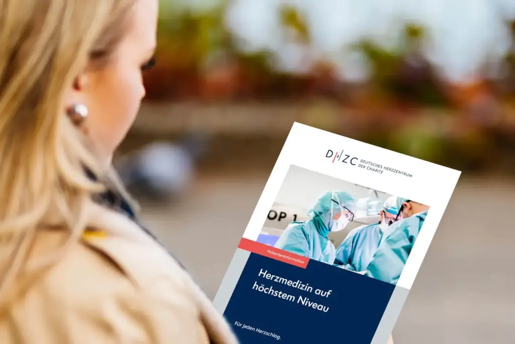 Referenzprojekt Deutsches Herzzentrum der Charité Mockup Imagebroschüre Titel