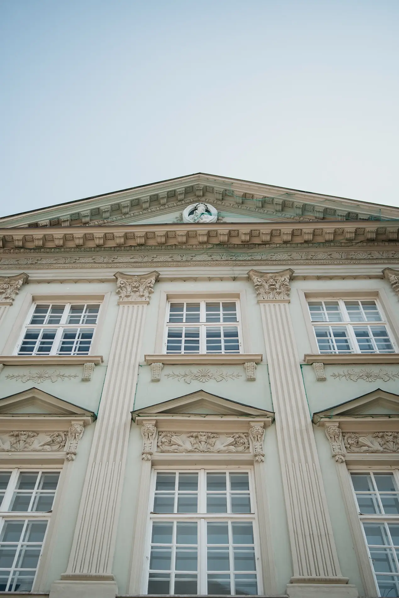 Aussenansicht des Gebäudes aus dem 16. Jahrhundert in dem sich die Büroräume von Remy & Remy Healthcare Kommunikation befinden