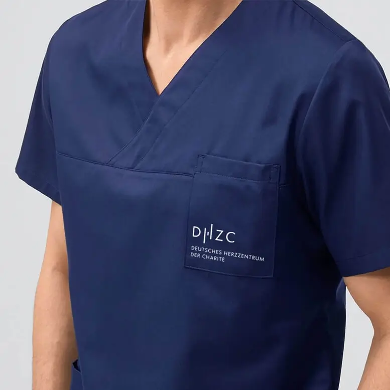 Referenzprojekt Deutsches Herzzentrum der Charité Mockup Kasack mit weißem Aufdruck des Logos auf der linken Seite auf Brusthöhe
