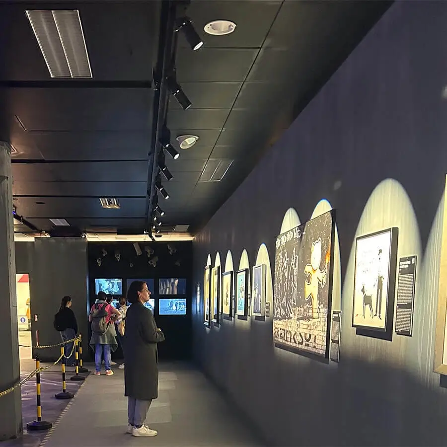 Mitarbeiterin der Agentur Remy & Remy betrachtet Kunstwerke bei einem Ausstellungsbesuch und lässt sich für Projekte aus den Bereichen Healthcare-Kommunikation, Markenentwicklung und Kreativkonzeption inspirieren.