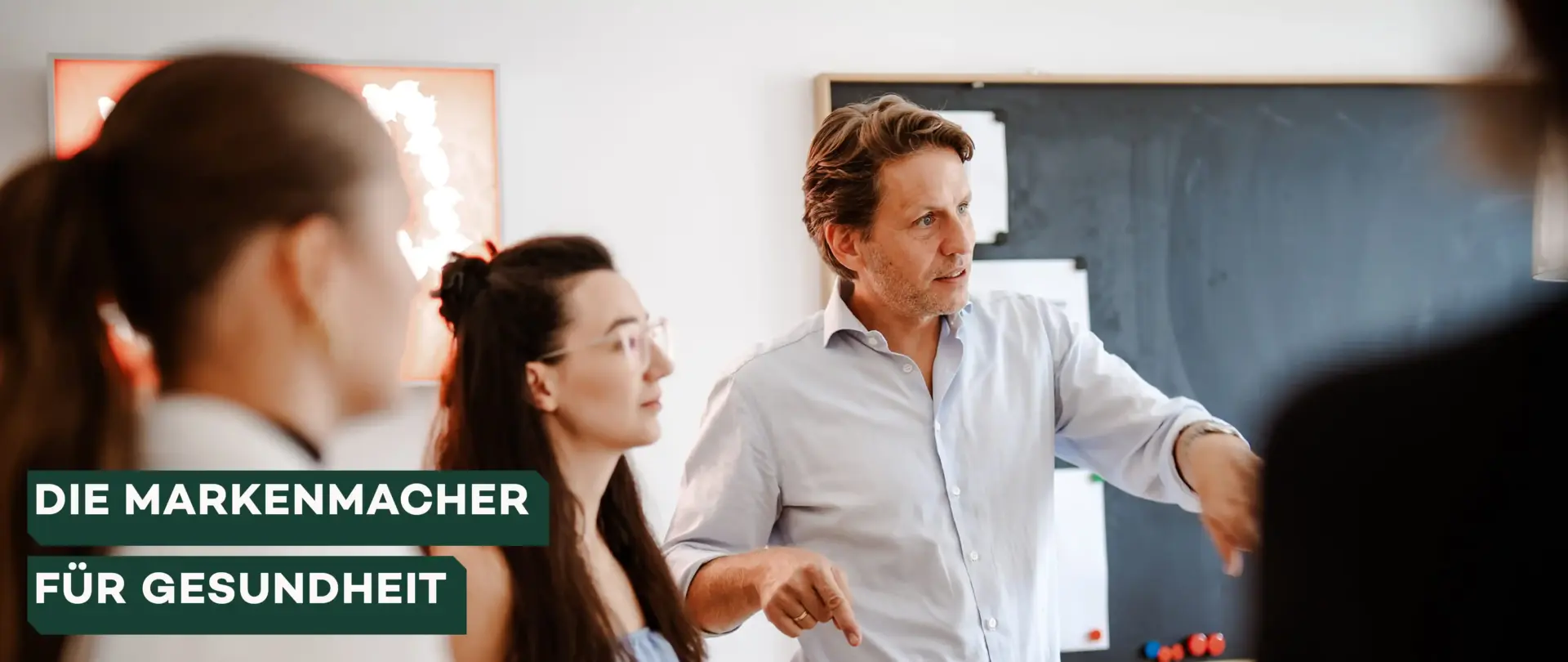 Das Team von Remy&Remy befindet sich in einer Teambesprechung zur Entwicklung neuer Healthcare-Kommunikationskonzepte.