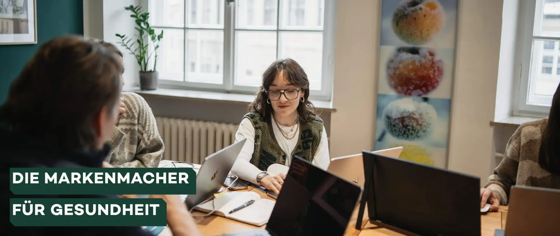 Team einer Healthcare-Agentur im Strategiemeeting zur Entwicklung von Marken- und Kommunikationskonzepten