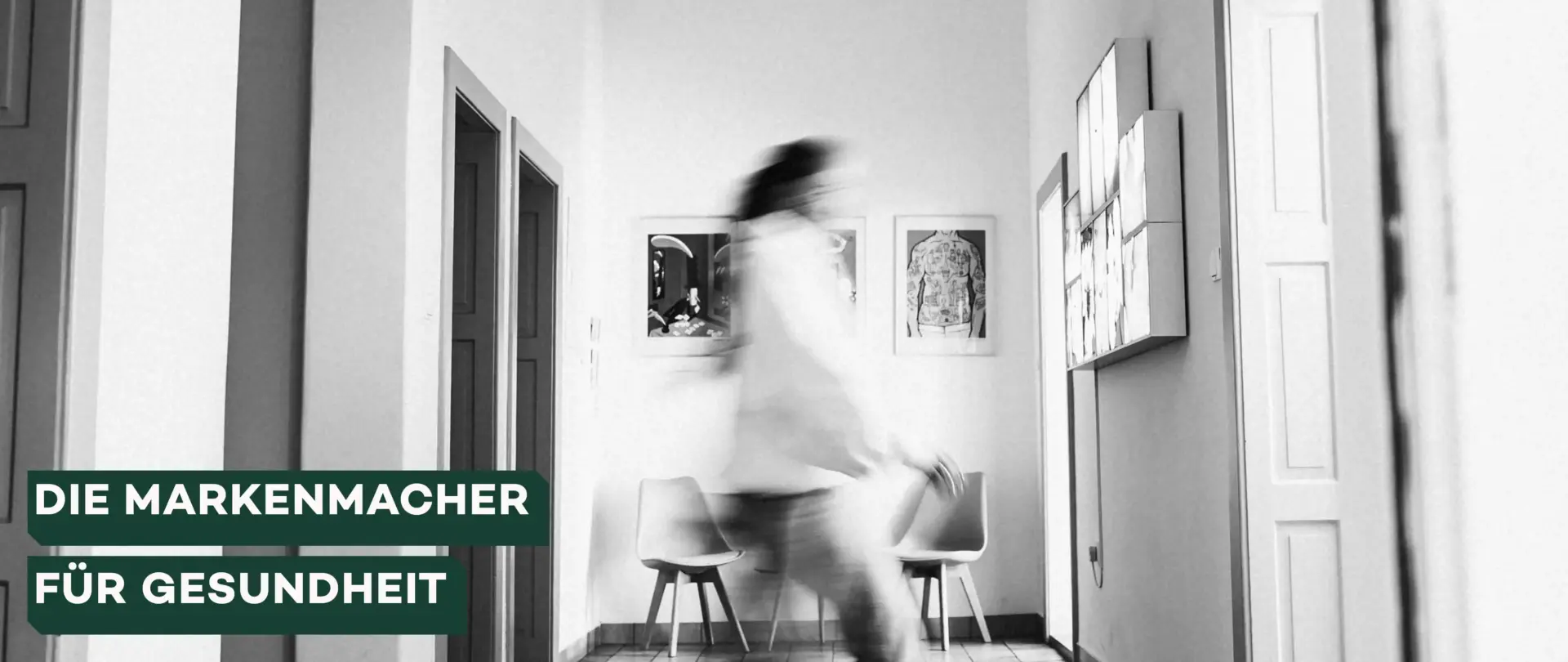 Supportmanagerin läuft durch die, mit Kunstwerken inspiriertern Agenturräume von Remy&Remy Haltbare Kommunikation